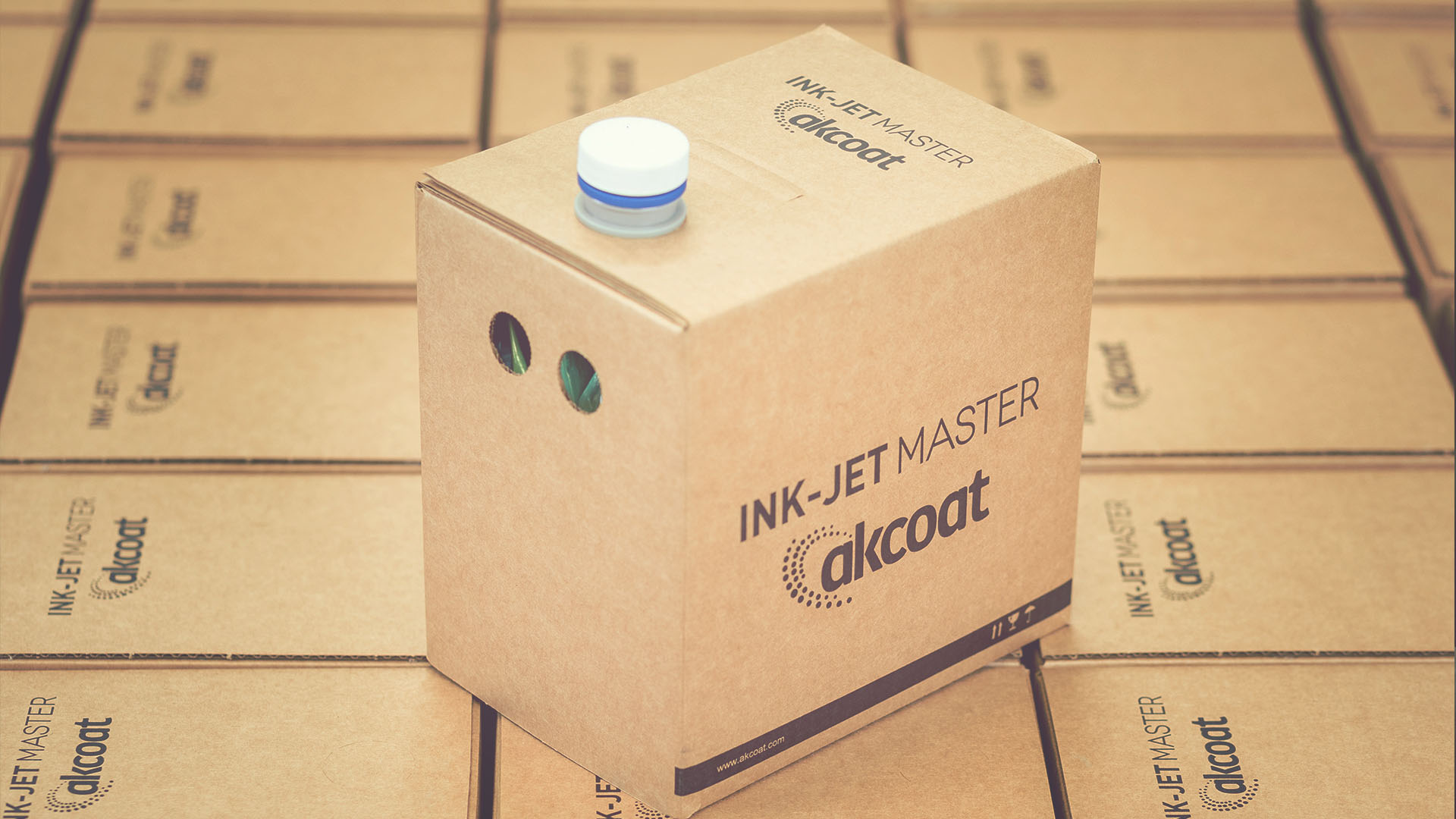 Hinojosa desarrolla un packaging sostenible para la empresa de tintas cerámicas Akcoat